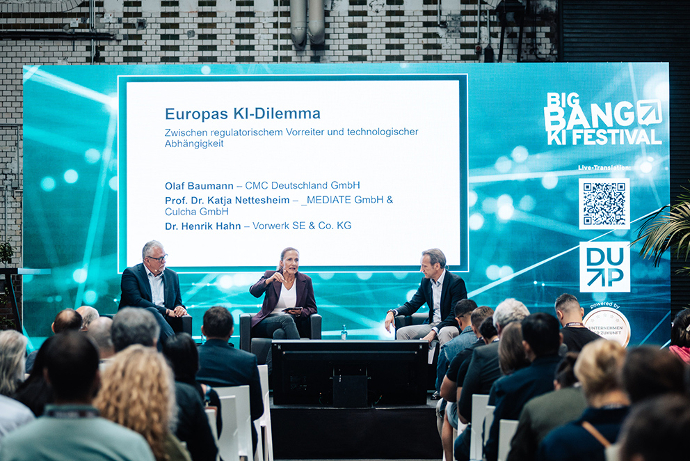 Foto von der Bühne des BIG BANG KI FESTIVAL 2026 während eines Paneltalks über KI in Europa