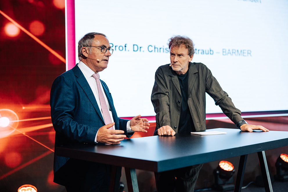Christoph Straub und Jens de Buhr auf der Bühne des BIG BANG KI FESTIVALS während eines Gesprächs zum Thema Gesundheitswesen reformieren