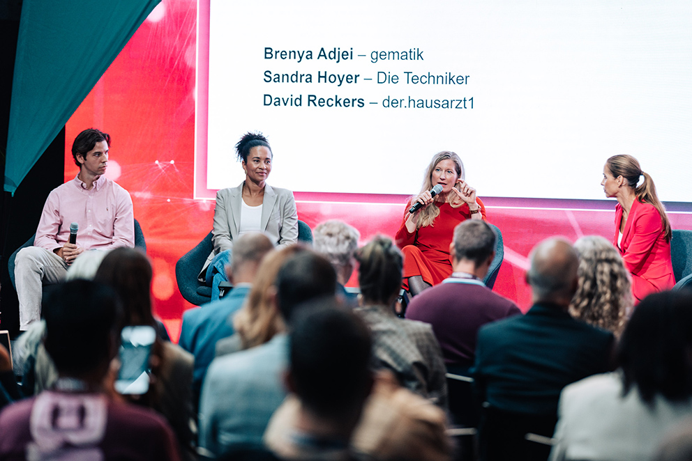 David Reckers, Brenya Adjei und Sandra Hoyer auf der Bühne des BIG BANG KI FESTIVAL während eines Gesprächs über die elektronische Patientenakte