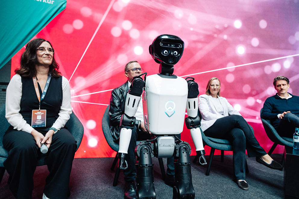 Ein humanoide Roboter auf der Bühne des BIG BANG KI FESTIVALS