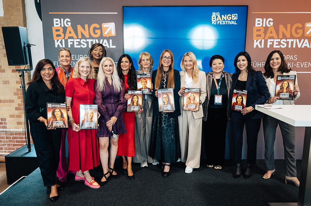 Frauen in Führungspositionen: Die Gästinnen und Panelistinnen posierten mit Host Ayse Mese (5. v. l.) für ein Abschlussfoto